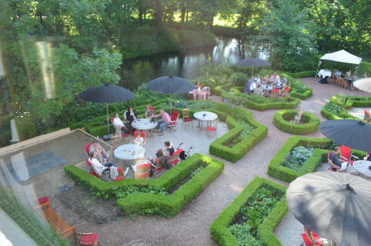 Beveiligd: 25 jaar getrouwd: borrel